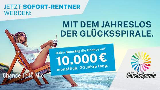 Eine Frau liegt in einem Liegestuhl am Strand, Sofort-Rentner werden mit dem Jahreslos der GlücksSpirale.Jeden Samstag die Chance auf 10.000 € moantlich 20 Jahre lang.