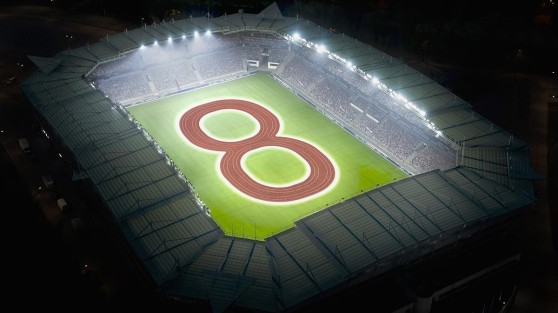Die Zahl 8, dargestellt auf Spielfeld in einem Fußball-Stadion | Glückszahl LOTTO 