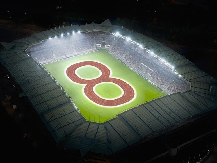 Die Zahl 8, dargestellt auf einem Spielfeld in einem Fußball-Stadion | WestLotto Glückszahl
