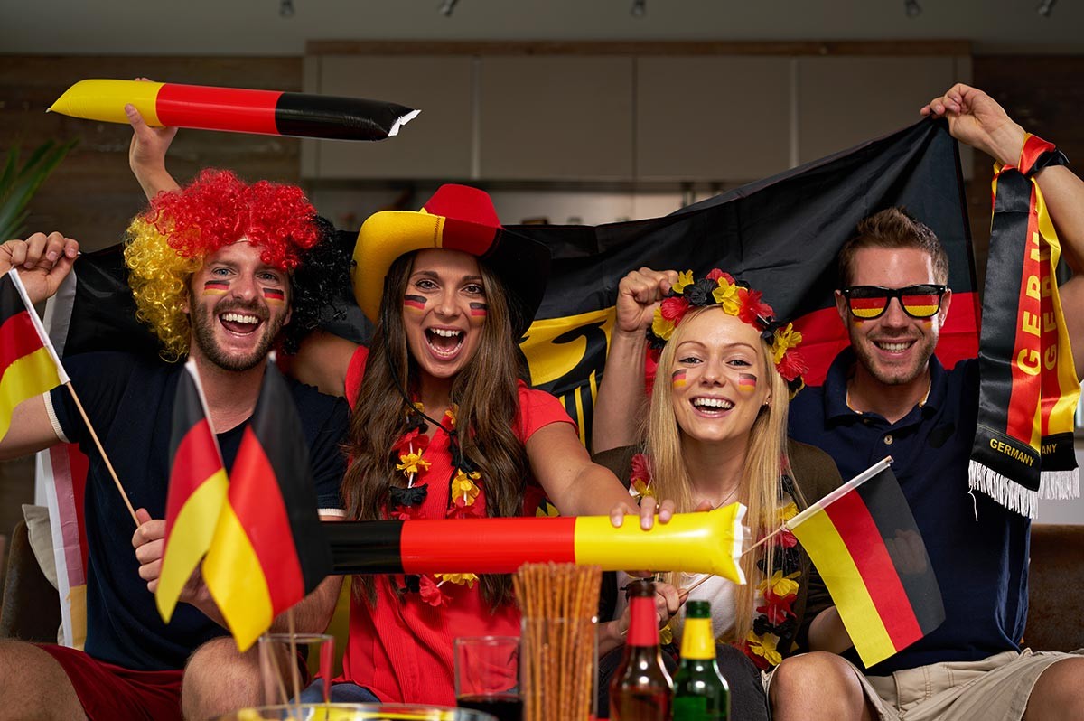 Deutsche Fußballfans feiern zuhause eine Fanparty | WestLotto