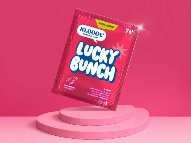 WestLotto-Rubbelquiz Lucky Bunch steht auf pinkem Podest vor pinkem Hintergrund WestLotto-Rubbelquiz Lucky Bunch steht auf pinkem Podest vor pinkem Hintergrund