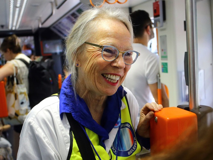 Lächelnde Frau in einer Straßenbahn | WestLotto Lotto-Prinzip