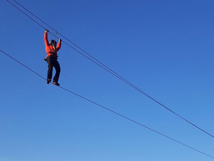 Person hangelt sich an zwei Seilen in der Luft entlang | Ausflugstipps NRW