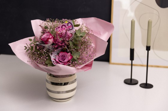 Pinker Blumenstrauß mit WestLotto-Rubbellosen | DIY-Idee