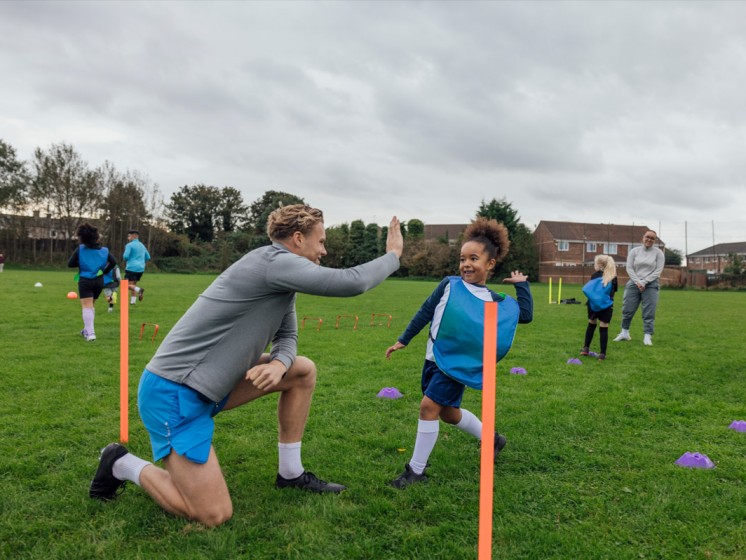 Jugendtrainer und Kind beim Fußballtraining | WestLotto EhrenamtAtlas 2024