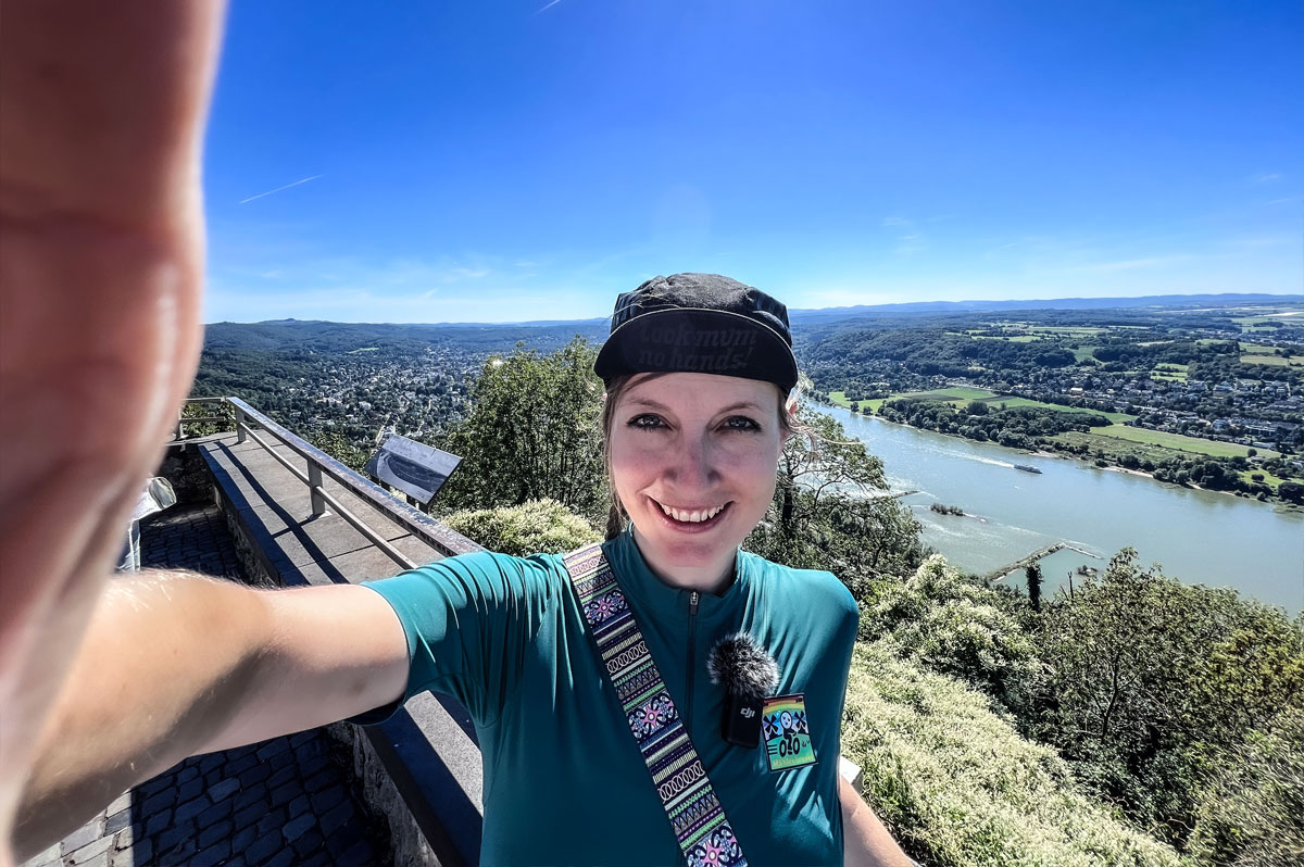 Selfie einer Radfahrerin vor Rehinufer-Panorama | WestLotto Radtour des Monats Bonn