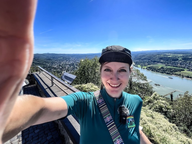 Selfie einer Radfahrerin vor Rhein-Panorama | WestLotto Radtour des Monats