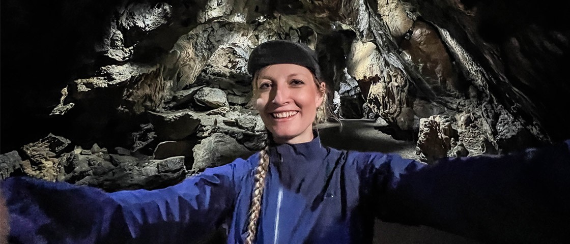 Selfie einer Radfahrerin in einer Höhle | WestLotto-Radtour des Monats