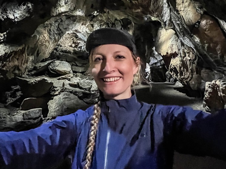 Selfie einer Radfahrerin in Dechenhöhle | WestLotto 