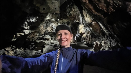 Selfie einer Radfahrerin in einer Höhle | WestLotto Radtour des Monats