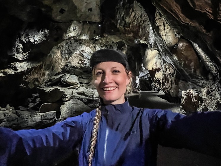 Frau macht Selfie in einer Höhle | WestLotto Radtour des Monats