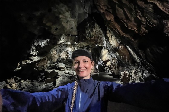 Selfie einer Radfahrerin in einer Höhle | WestLotto-Radtour des Monats