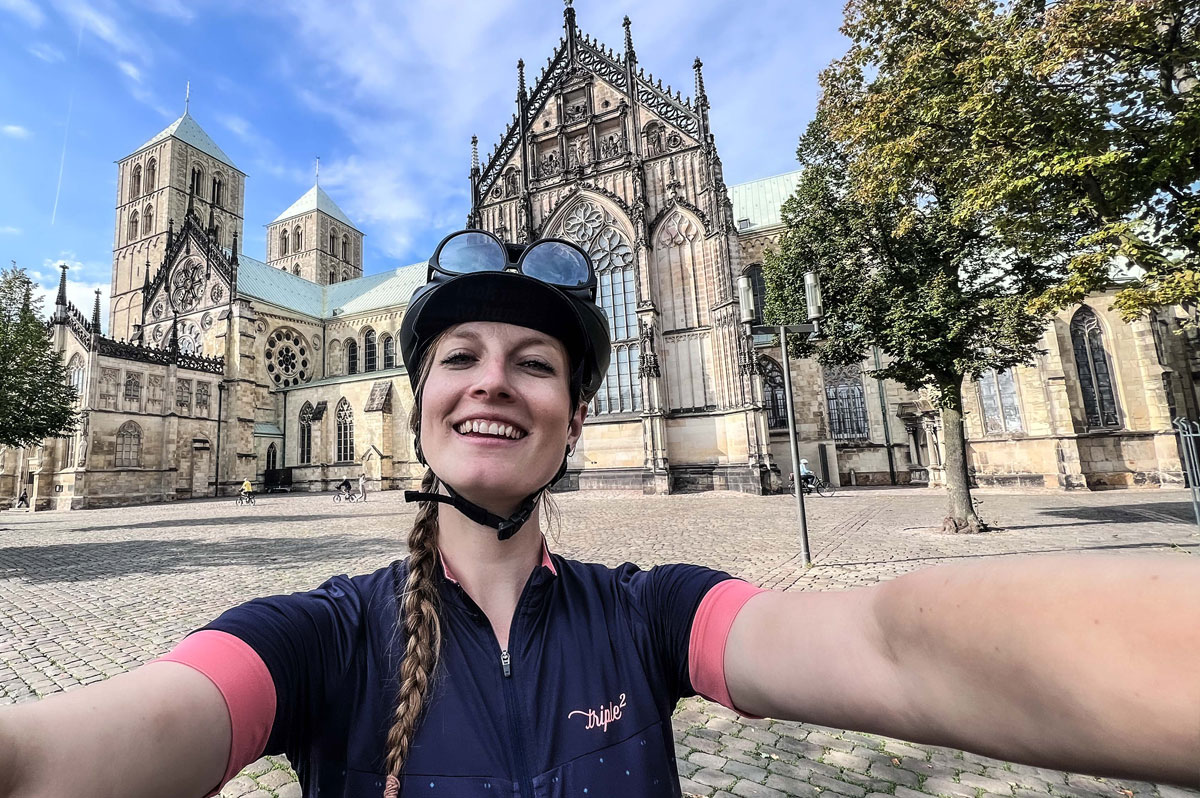 Selfie einer Radfahrerin vor dem Dom Münster | WestLotto-Radtour des Monats