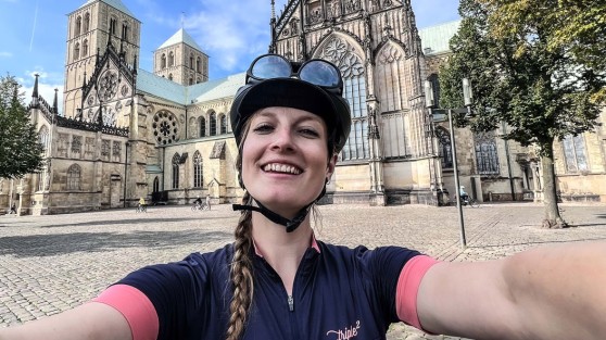 Selfie einer Radfahrerin vorm Aasee in Münster | WestLotto Radtour des Monats