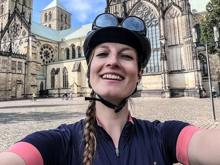 Radfahrerin vor dem Dom Münster | WestLotto Radtour des Monats