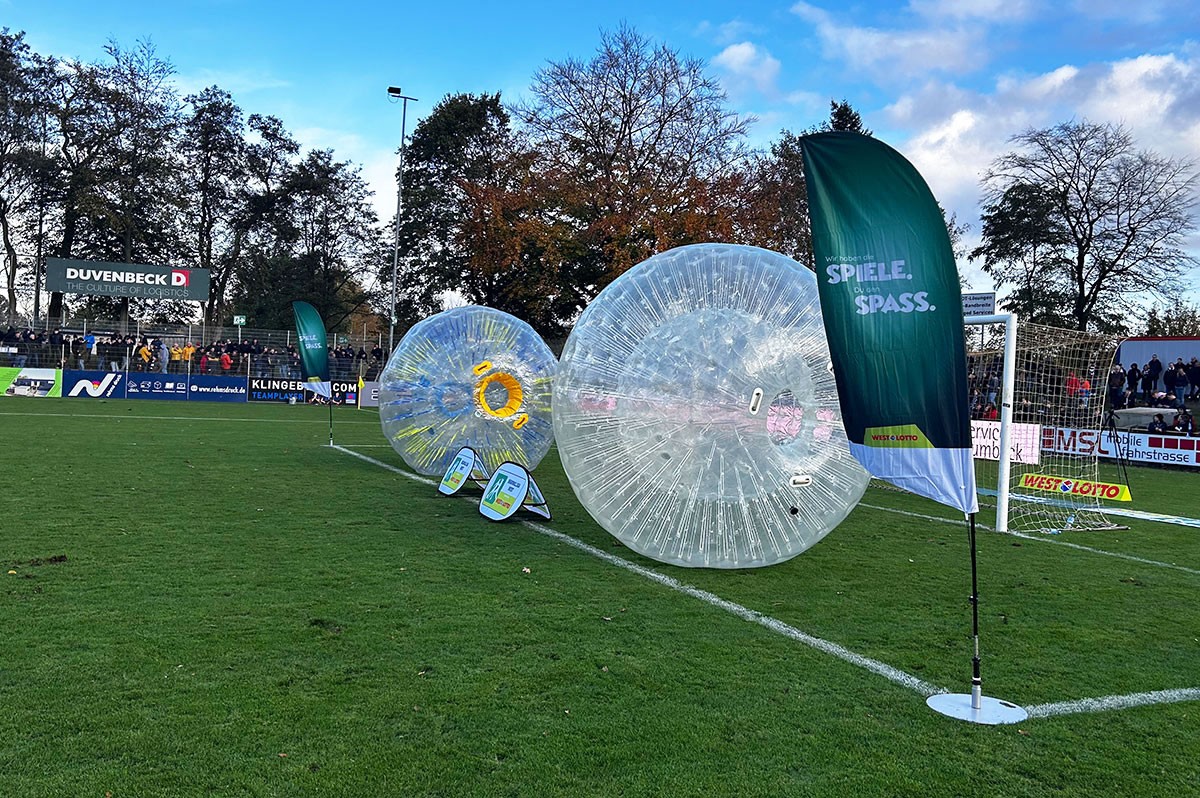 WestLotto-Bubbleballs auf dem Stadionrasen | WDFV