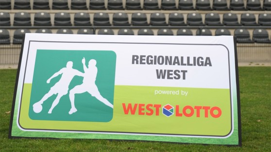 Aufsteller mit WestLotto-Logo und der Aufschrift „Regionalliga West" | WDFV