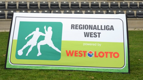 Logos von WestLotto und der Regionalliga West auf Werbeaufsteller | WDFV