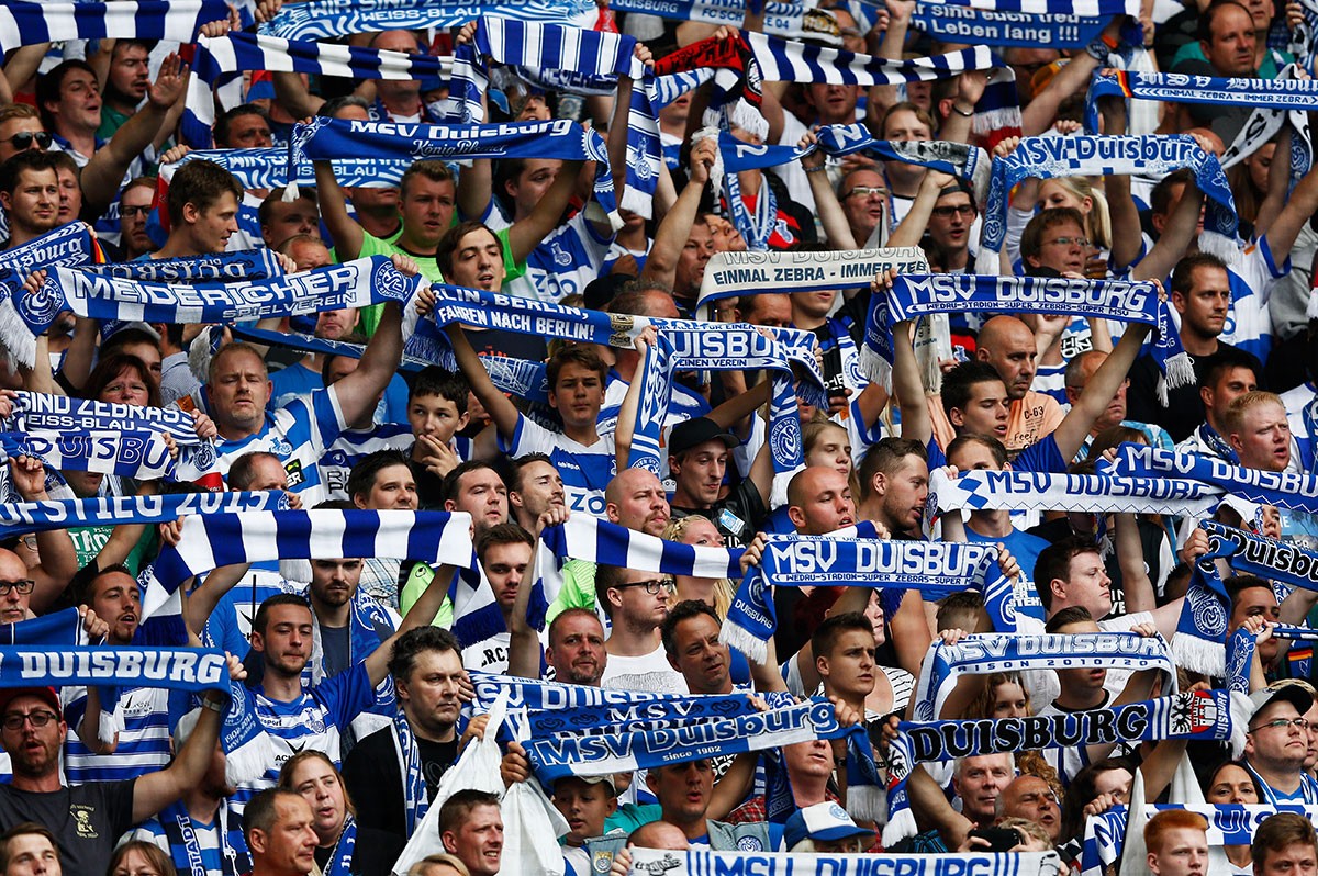 Fans des MSV Duisburg im Stadion mit Schals | WestLotto Fan-Voting