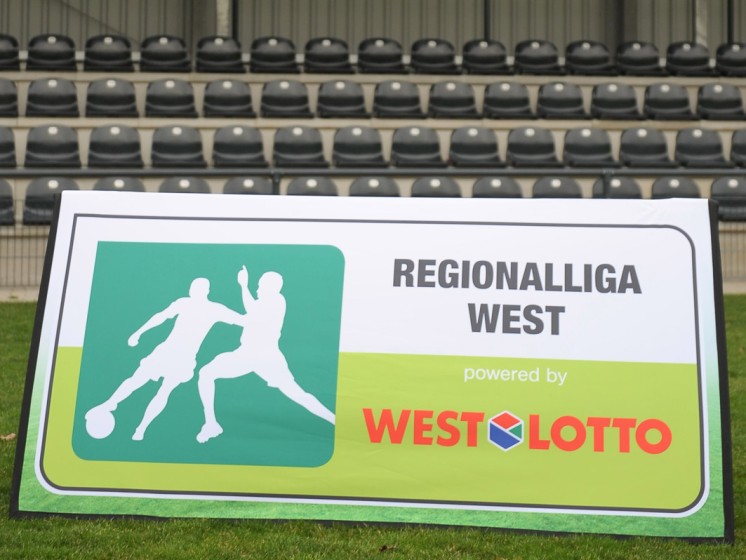 Aufsteller mit WestLotto-Logo und Schriftzug Regionalliga West