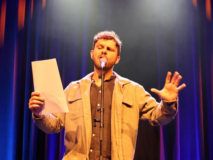 Wortkünstler Flo Stein mit Poetry-Slam auf der Bühne | WestLotto